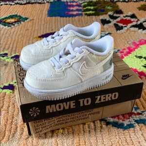 Nike White Sneakers Classic Air Force 1 Design baby/toddler size 6